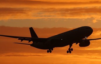 صدق أولا تصدق.. طائرة تقلع وتترك الركاب على أرض المطار