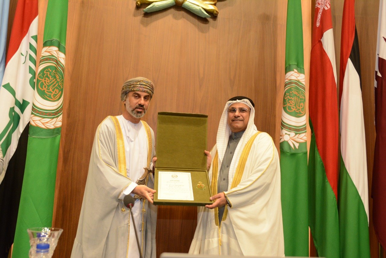 البرلمان العربي يمنح رئيس مجلس الشورى العماني وسام التميز العربي البرلمان العربي يمنح رئيس مجلس الشورى العماني وسام التميز العربي