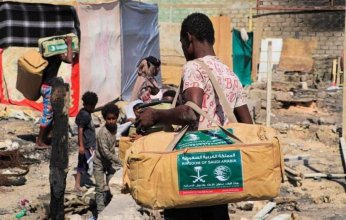 مركز الملك سلمان للإغاثة يفتتح مشروعا تعليميا جديدا في عدن.. ويقدم مساعدات غذائية للنازحين في مأرب