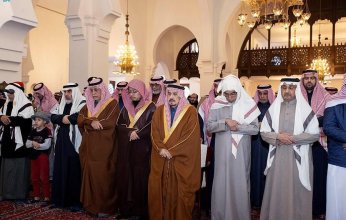 أمير الرياض يؤدي صلاة الجنازة على الأمير فيصل بن مقرن