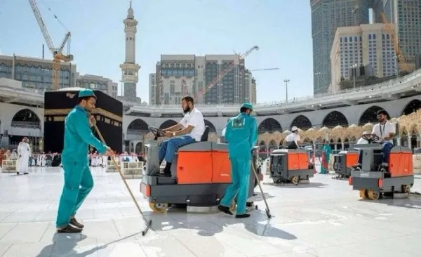 4 آلاف عامل يقومون بغسل المسجد الحرام 10 مرات يوميا 4 آلاف عامل يقومون بغسل المسجد الحرام 10 مرات يوميا