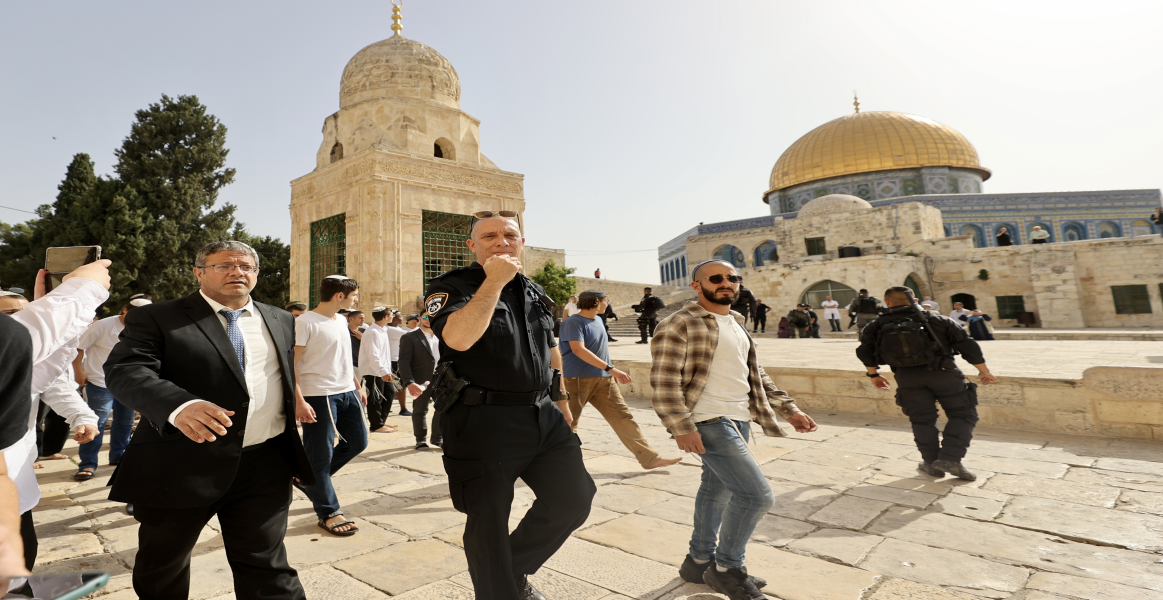 وزير الأمن القومي الإسرائيلي يقتحم المسجد الأقصى وزير الأمن القومي الإسرائيلي يقتحم المسجد الأقصى