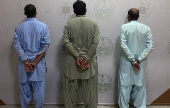 القبض على 3 أشخاص لسرقتهم قطعًا إلكترونية من أجزاء المركبات في جدة