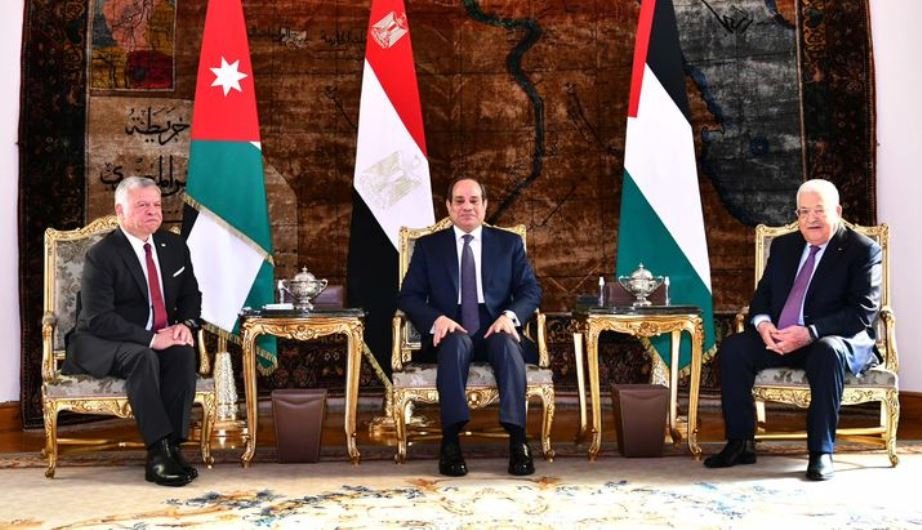 القمة المصرية الأردنية الفلسطينية تؤكد ضرورة الحفاظ على الحقوق الفلسطينية المشروعة واستمرار جهود حل الدولتين القمة المصرية الأردنية الفلسطينية تؤكد ضرورة الحفاظ على الحقوق الفلسطينية المشروعة واستمرار جهود حل الدولتين