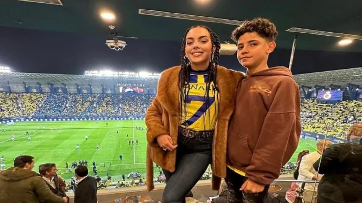 جورجينا رودريغيز تلفت الأنظار بقميص النصر السعودي جورجينا رودريغيز تلفت الأنظار بقميص النصر السعودي