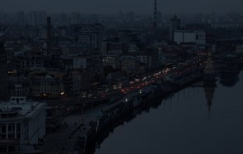 بسبب القصف.. انقطاع التيار الكهربائي في معظم مناطق أوكرانيا