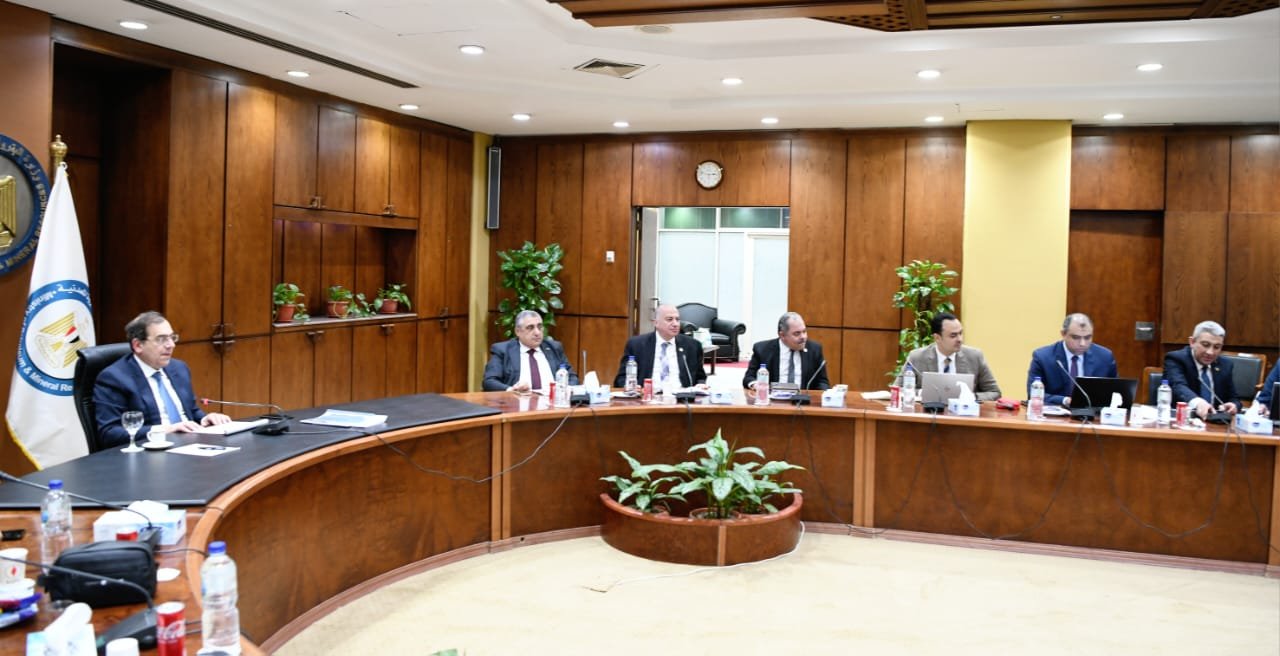 الملا: يؤكد اهمية الالتزام بالبرامج الزمنية المحددة لتنفيذ المشروعات البترولية الجديدة ودراسة كافة التحديات التى قد تواجه تنفيذها فى ظل تداعيات الأحداث الراهنة الملا: يؤكد اهمية الالتزام بالبرامج الزمنية المحددة لتنفيذ المشروعات البترولية الجديدة ودراسة كافة التحديات التى قد تواجه تنفيذها فى ظل تداعيات الأحداث الراهنة