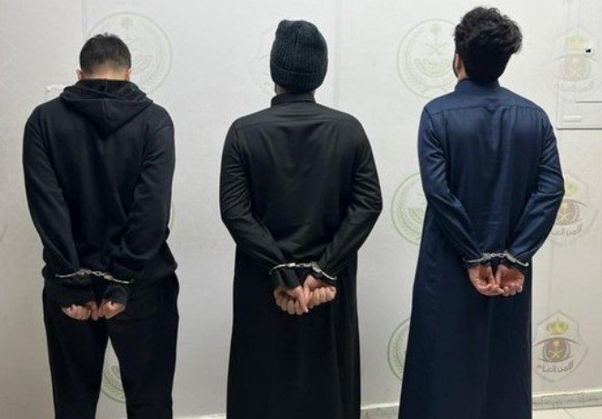 القبض على 3 أشخاص لإطلاقهم النار في الهواء بإحدى المناسبات الاجتماعية القبض على 3 أشخاص لإطلاقهم النار في الهواء بإحدى المناسبات الاجتماعية