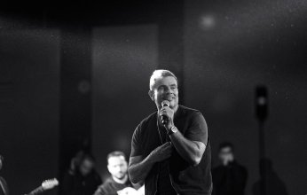 عمرو دياب يشعل ليل سلطنة عمان بحفل جماهيري كبير