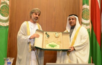 البرلمان العربي يقلد رئيس مجلس الشورى العماني وسام التميز العربي