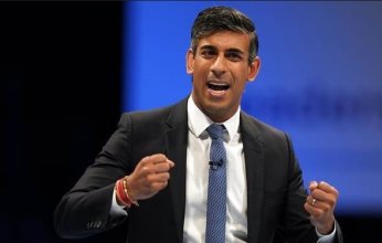 تغريم رئيس وزراء بريطانيا لخلعه حزام الأمان