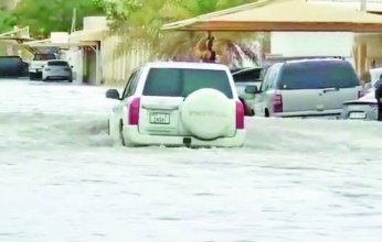 مياه الأمطار تتسبب قى إغلاق شارع الفصيل بالفجيرة