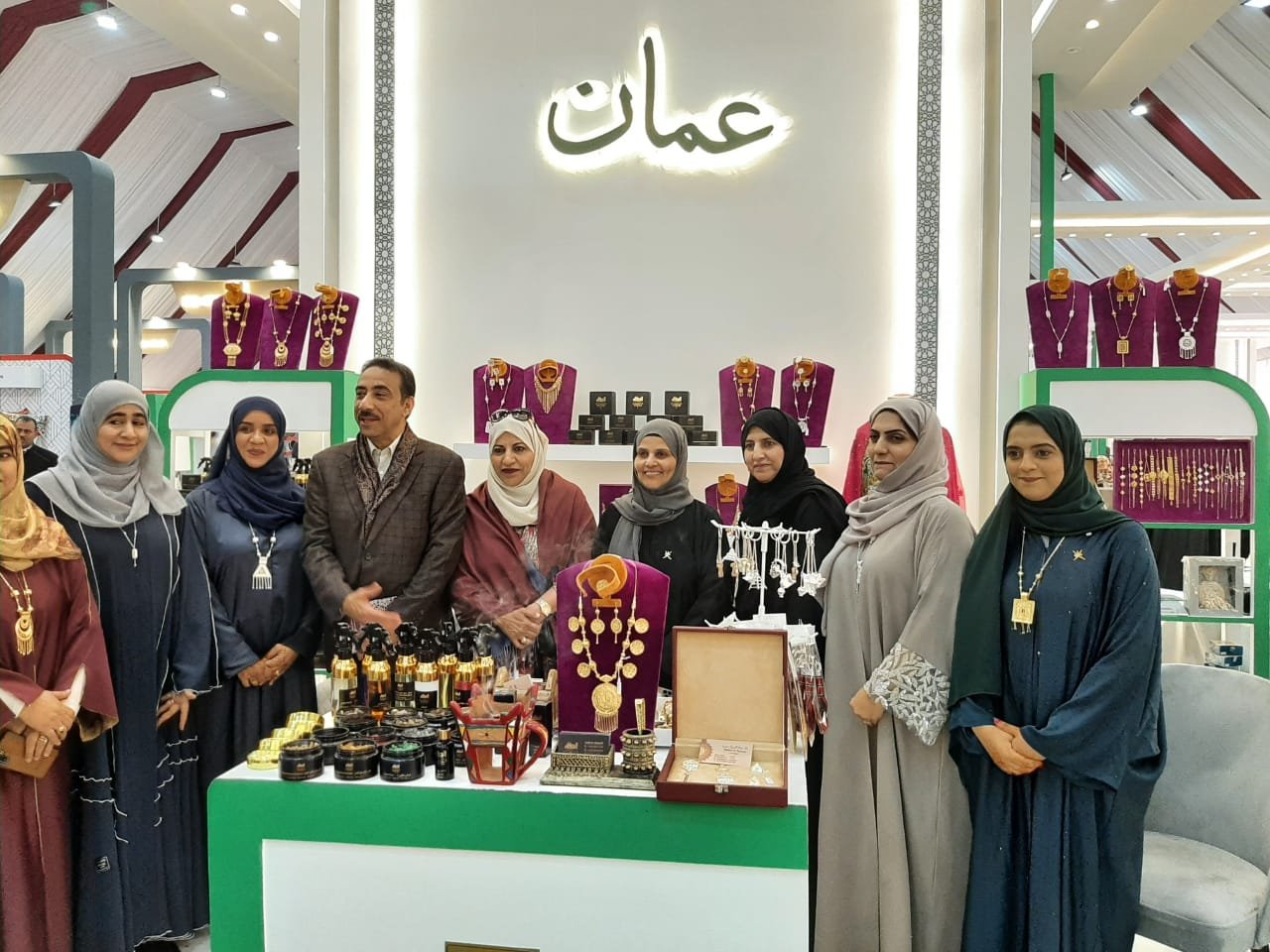 السفير العمانى بالقاهرة يزور المعرض العربي للأسر المنتجة “بيت العرب”. السفير العمانى بالقاهرة يزور المعرض العربي للأسر المنتجة “بيت العرب”.