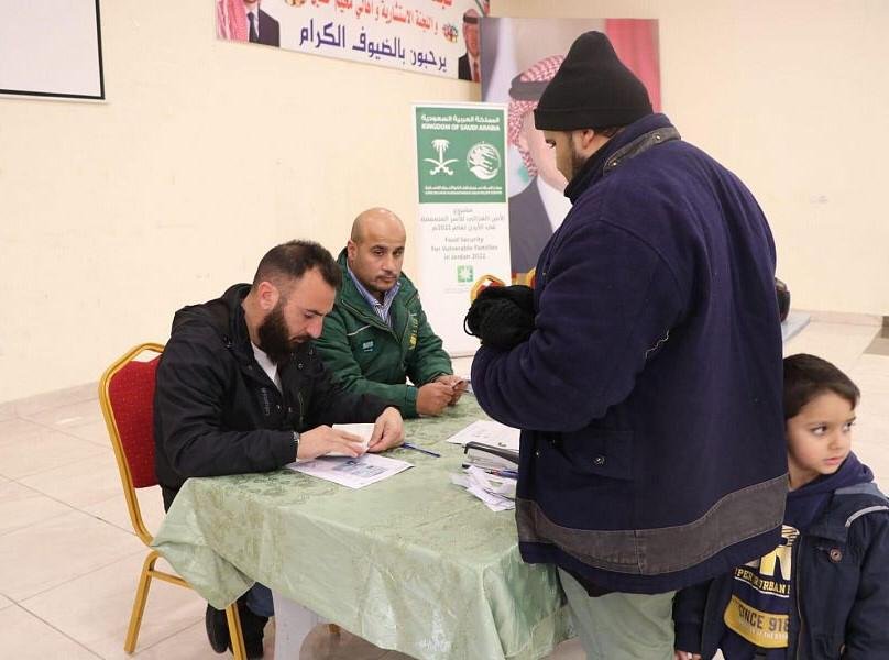 الملك سلمان للإغاثة يوزع مساعدات وكوبونات غذائية على اللاجئين في الأردن الملك سلمان للإغاثة يوزع مساعدات وكوبونات غذائية على اللاجئين في الأردن