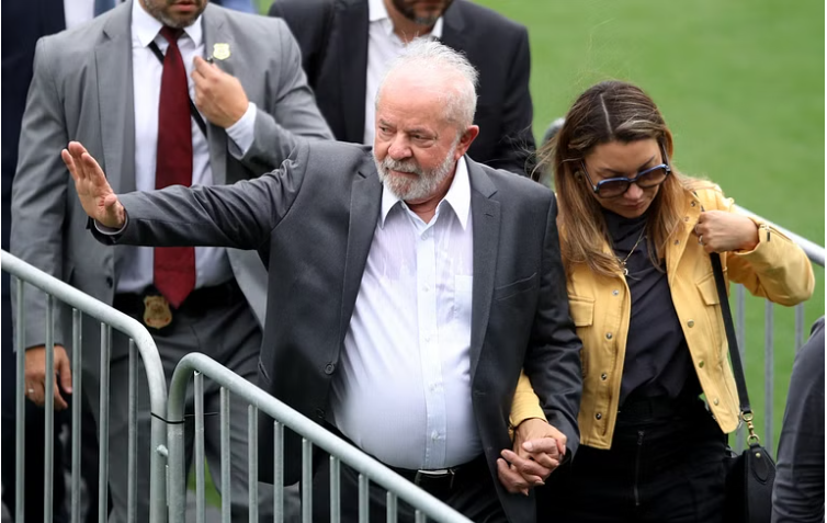 شاهد.. رئيس البرازيل يلقي نظرة الوداع على الأسطورة الراحل بيليه شاهد.. رئيس البرازيل يلقي نظرة الوداع على الأسطورة الراحل بيليه