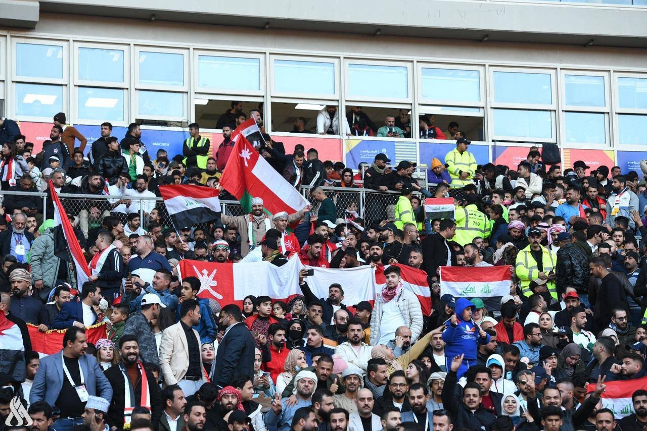حضور جماهيري عماني في "جذع النخلة" لدعم فريقهم في نهائي خليجي 25 حضور جماهيري عماني في "جذع النخلة" لدعم فريقهم في نهائي خليجي 25