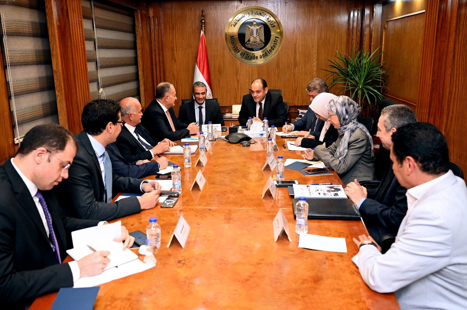 وزير التجارة والصناعة المصري يبحث تطوير صناعة الجلود والمنتجات الجلدية وزير التجارة والصناعة المصري يبحث تطوير صناعة الجلود والمنتجات الجلدية