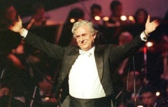 وزيرة الثقافة التونسية تهدى سليم سحاب تكريما خاصا فى افتتاح مهرجان ايام قرطاج الموسيقية