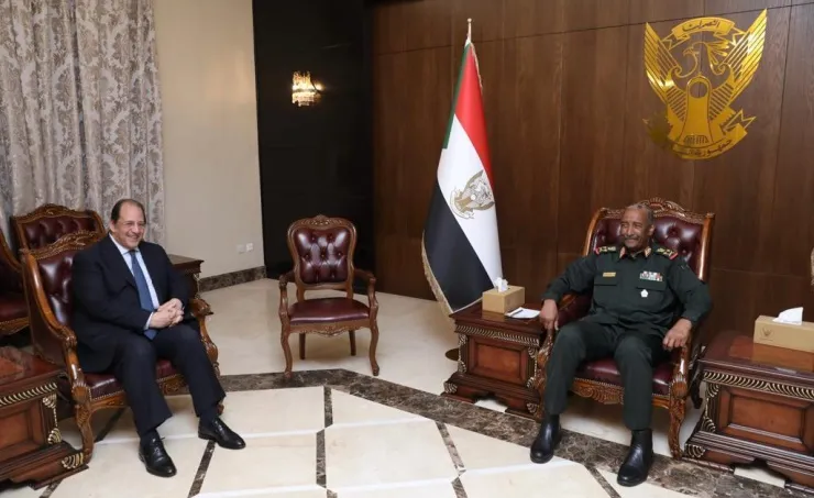 رئيس مجلس السيادة الانتقالي بالسودان يتلقى رسالة شفوية من الرئيس المصري رئيس مجلس السيادة الانتقالي بالسودان يتلقى رسالة شفوية من الرئيس المصري
