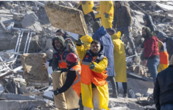 بالفيديو.. ضابط تركي قضى 104 ساعات تحت الأنقاض يتلو القرآن لحظة إنقاذه