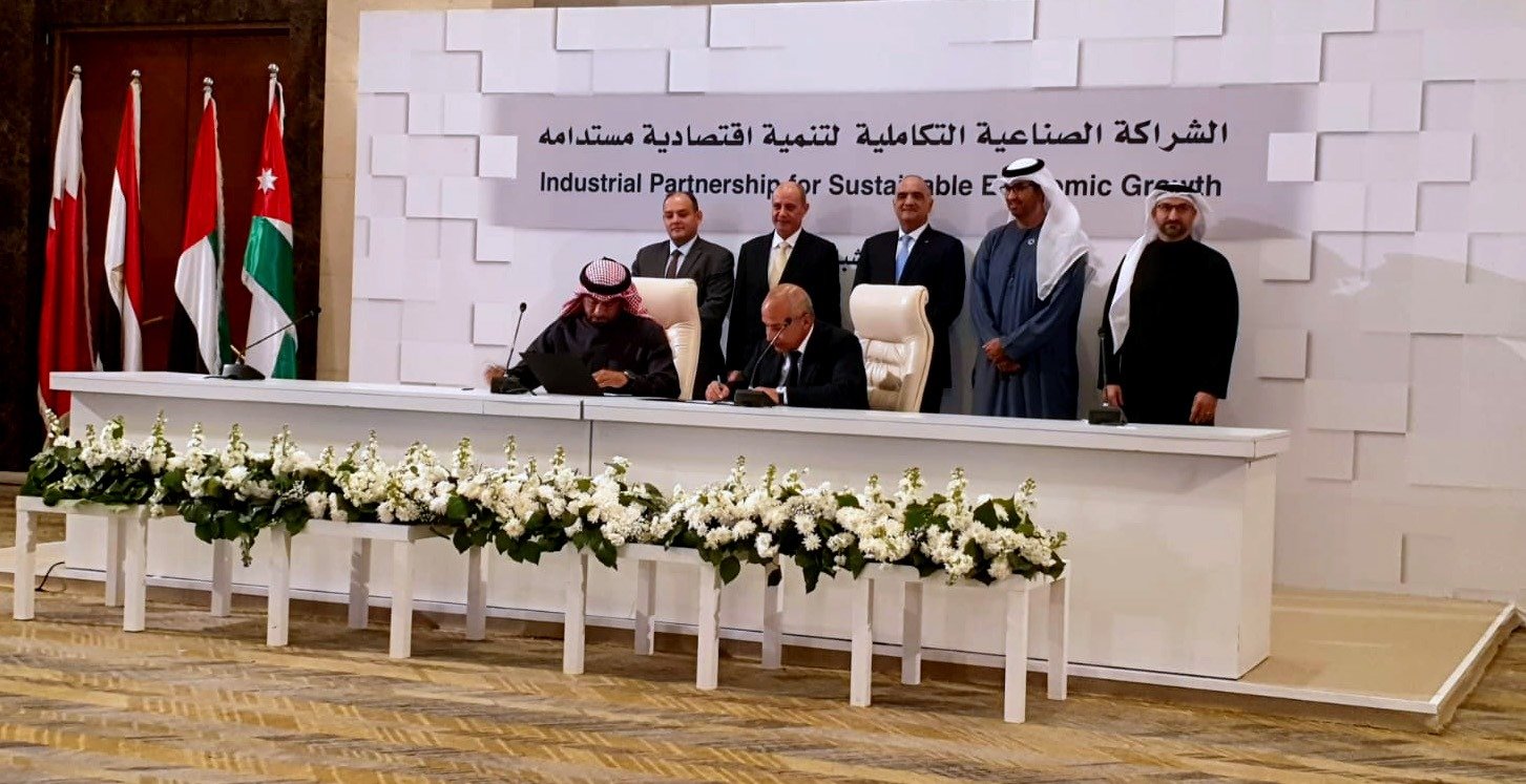 توقيع 12 اتفاقية في قطاعات الزراعة والأدوية والمعادن والكيماويات والسيارات الكهربائية توقيع 12 اتفاقية في قطاعات الزراعة والأدوية والمعادن والكيماويات والسيارات الكهربائية