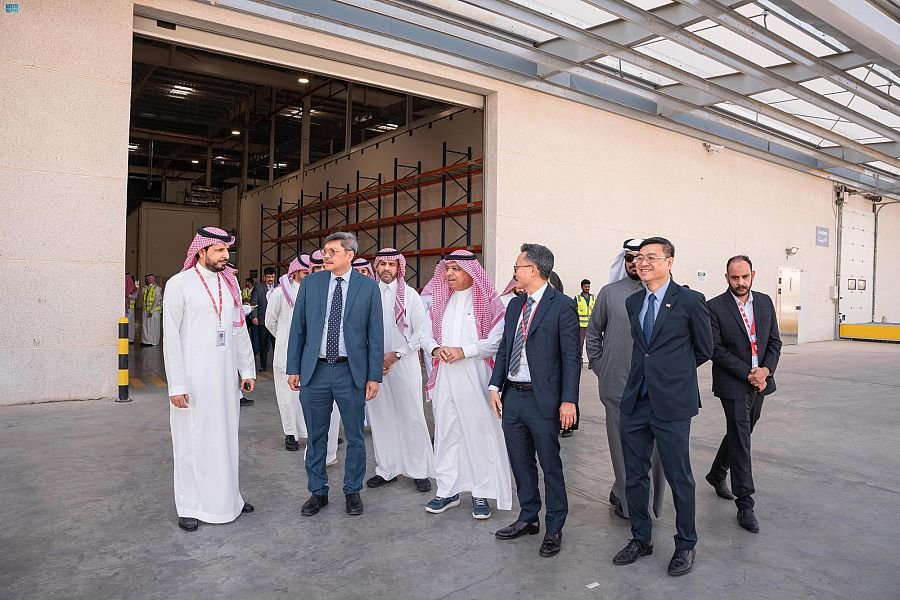 رئيس الطيران المدني السعودي يزور محطة المناولة الأرضية للشحن الجوي بمطار الملك خالد الدولي رئيس الطيران المدني السعودي يزور محطة المناولة الأرضية للشحن الجوي بمطار الملك خالد الدولي