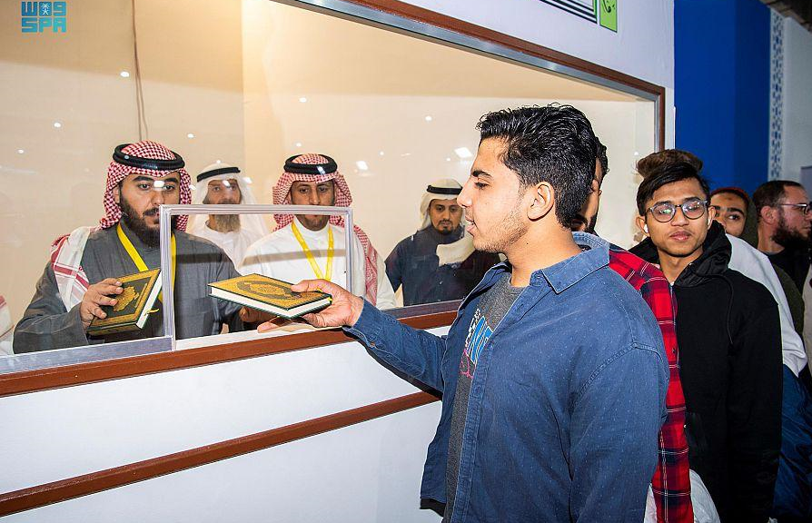 جناح "الشؤون الإسلامية" بمعرض القاهرة للكتاب يوزع أكثر من 30 ألف نسخة من المصحف الشريف جناح "الشؤون الإسلامية" بمعرض القاهرة للكتاب يوزع أكثر من 30 ألف نسخة من المصحف الشريف
