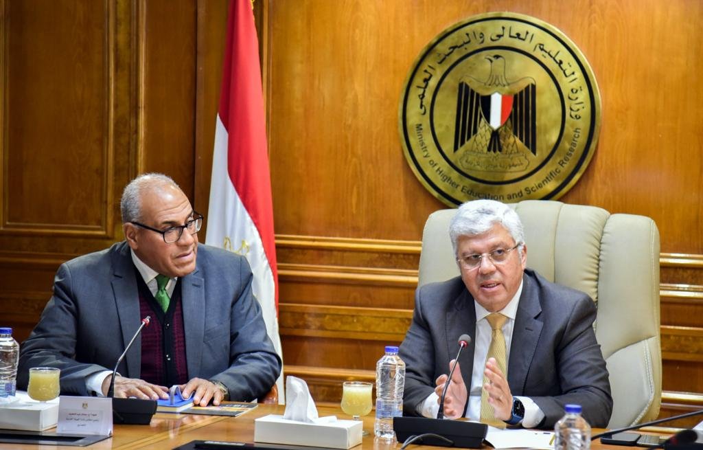 مصر.. وزير التعليم العالي ورئيس هيئة التصنيع يناقشان صناعة أول سيارة كهربائية محلية مصر.. وزير التعليم العالي ورئيس هيئة التصنيع يناقشان صناعة أول سيارة كهربائية محلية