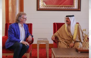 ملك البحرين يستقبل الموسيقار العالمي أندريه ريو