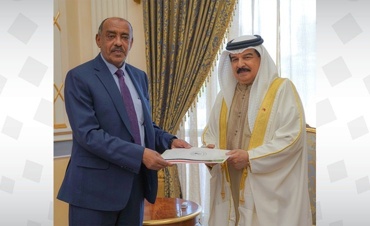 ملك البحرين يتسلم رسالة خطية من رئيس مجلس السيادة الانتقالي في السودان ملك البحرين يتسلم رسالة خطية من رئيس مجلس السيادة الانتقالي في السودان