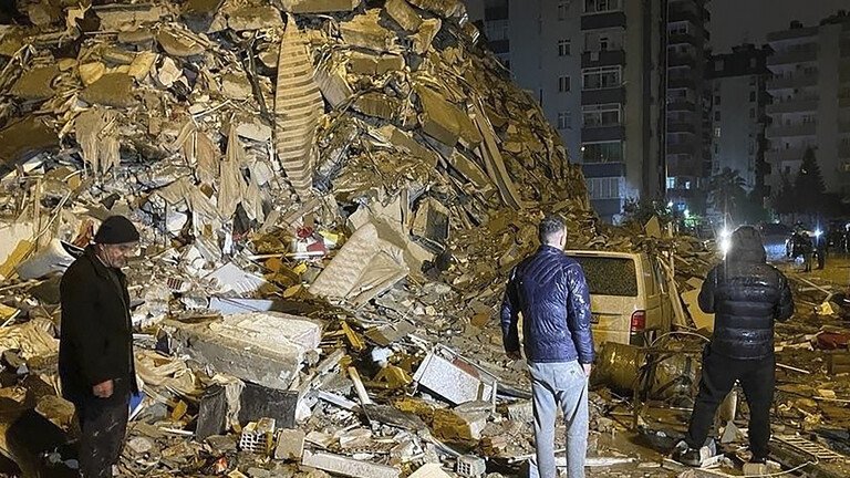 الإعلان عن وجود مصريين تحت الأنقاض في زلزال تركيا الإعلان عن وجود مصريين تحت الأنقاض في زلزال تركيا