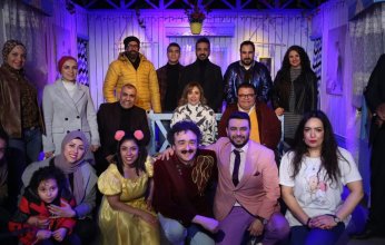 وزيرة الثقافة تشارك أبطال العرض المسرحي "خطة كيوبيد" احتفالهم بليلة العرض رقم 100