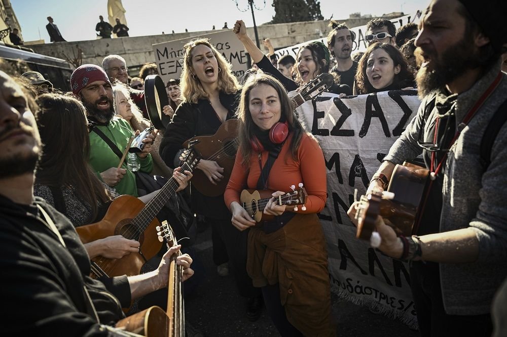 مئات الفنانين اليونانيين يحتجون على لمشروع قانون جديد بشأن الأجور مئات الفنانين اليونانيين يحتجون على لمشروع قانون جديد بشأن الأجور
