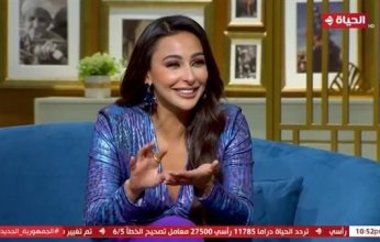 ميس حمدان تروي موقفًا لها داخل الطائرة