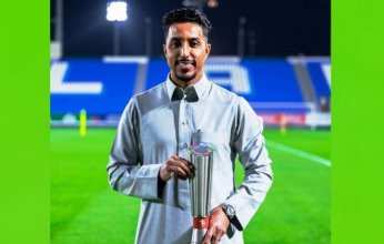 سالم الدوسري يتسلم جائزة أفضل لاعب في شهر يناير