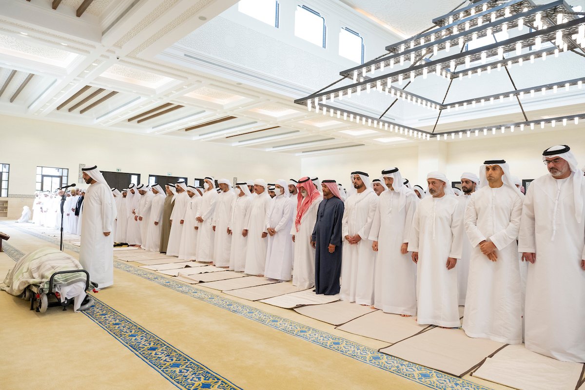 الشيوخ والمواطنون يؤدون صلاة الجنازة على الشيخة مريم الفلاسي الشيوخ والمواطنون يؤدون صلاة الجنازة على الشيخة مريم الفلاسي