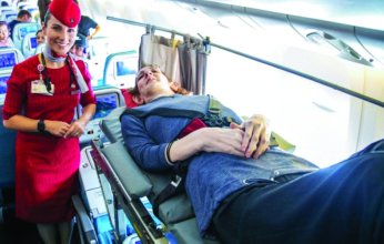 أطول فتاة في العالم تحجز 6 مقاعد بالطائرة التي تقلها