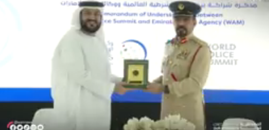 شرطة دبي ووكالة أنباء الإمارات يوقعان اتفاقية شراكة بشأن القمة الشرطية العالمية 2023 (فيديو) شرطة دبي ووكالة أنباء الإمارات يوقعان اتفاقية شراكة بشأن القمة الشرطية العالمية 2023 (فيديو)