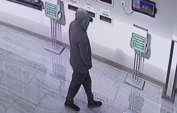 بالفيديو.. لص يسرق تبرعات منكوبي زلزال تركيا وسوريا من صندوق مسجد