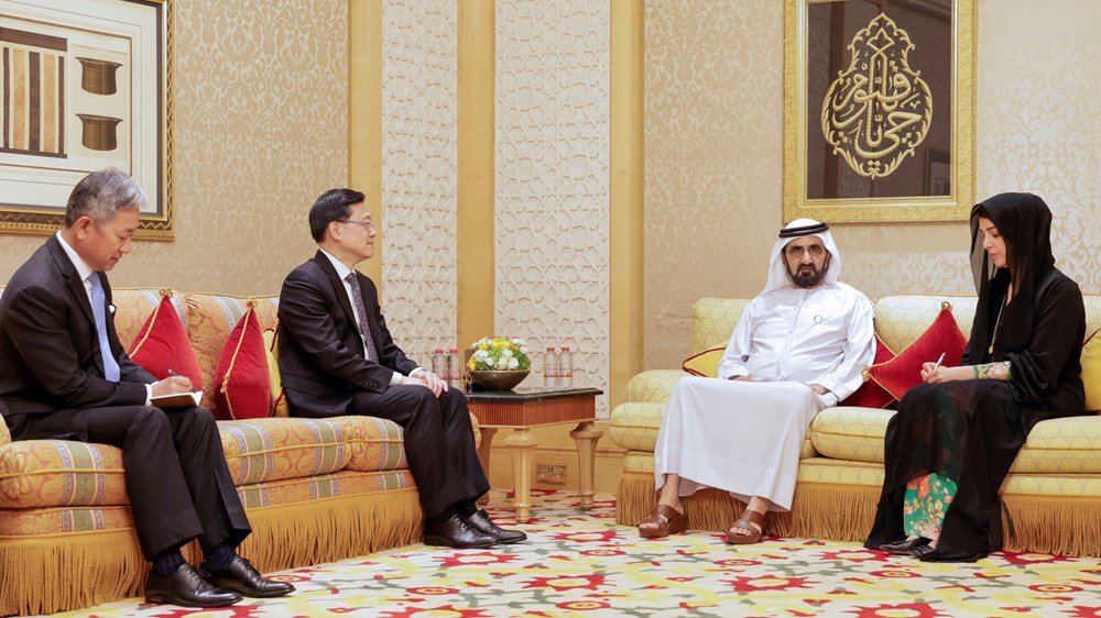 حاكم دبي يستقبل الرئيس التنفيذي لـ هونغ كونغ الإدارية الخاصة حاكم دبي يستقبل الرئيس التنفيذي لـ هونغ كونغ الإدارية الخاصة