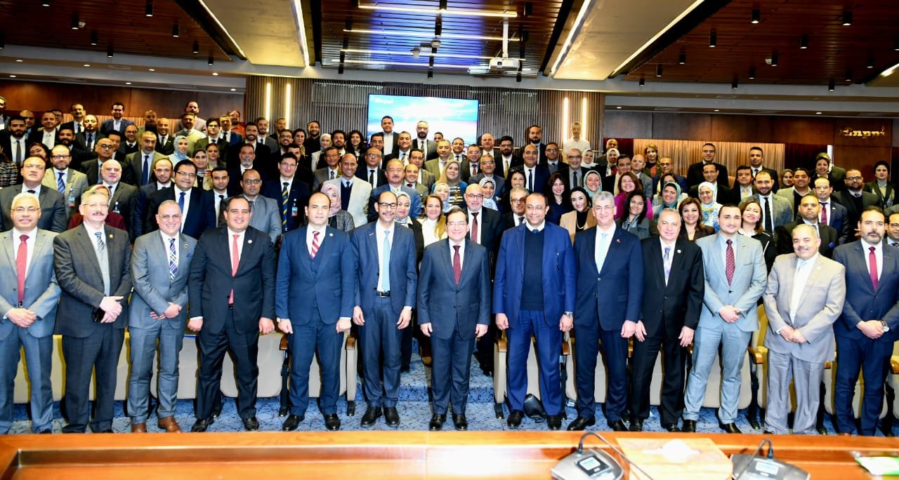 وزير البترول المصري بؤكد أهمية الاستثمار فى العقول في مجال الطاقة وزير البترول المصري بؤكد أهمية الاستثمار فى العقول في مجال الطاقة
