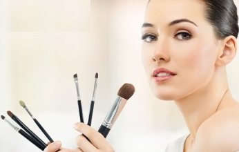 خبراء يحذرون: الافراط في استخدام المكياج يجعل الوجه أرضا خصبة للبكتيريا