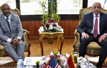 وزير الطيران المصري يبحث تدشين خط جديد مع عمدة دنفر الأمريكية