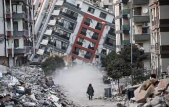 بالفيديو.. العثور على كنز تحت الأنقاض في غازي عنتاب بتركيا