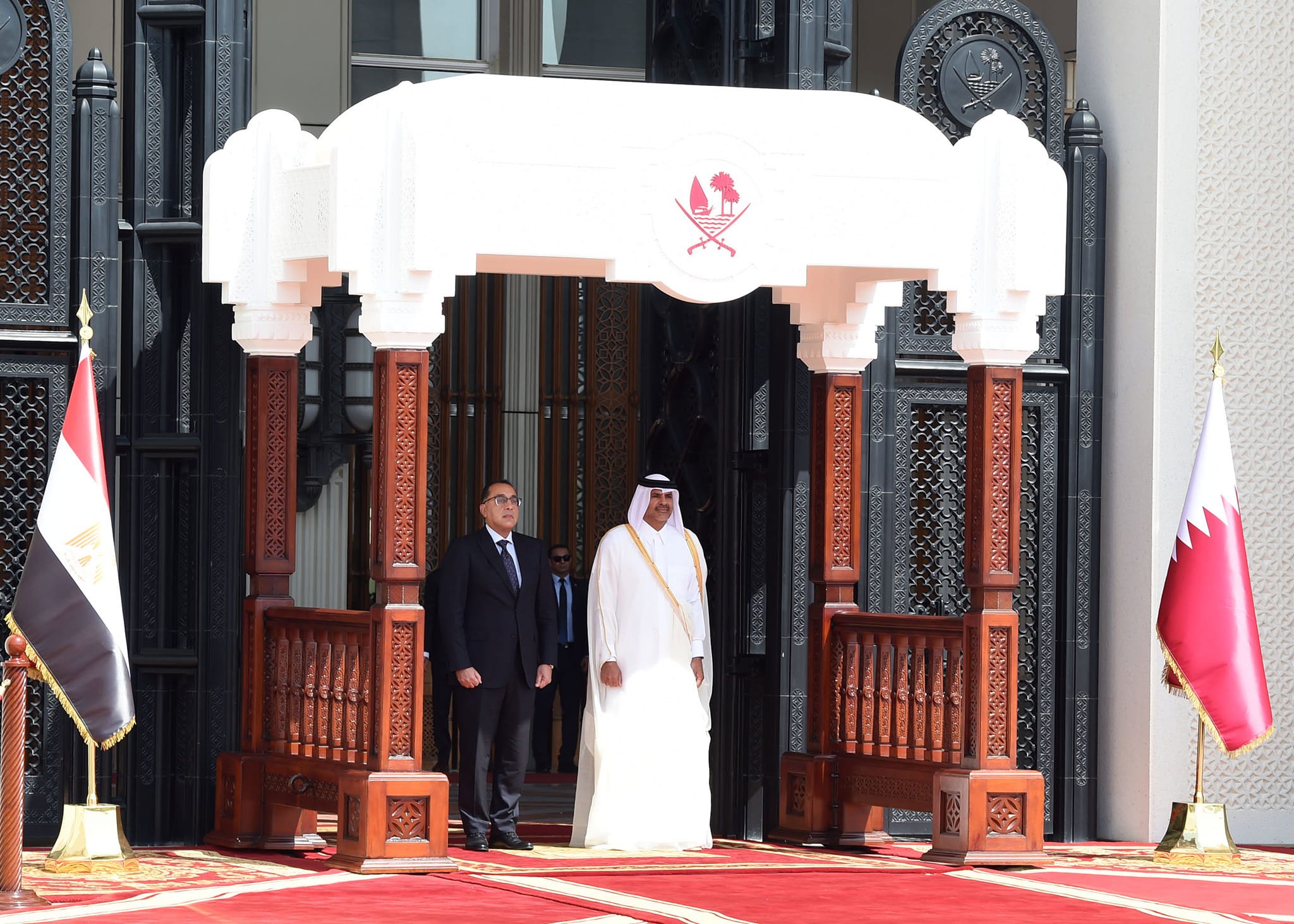 أمير قطر يستقبل رئيس الوزراء المصري أمير قطر يستقبل رئيس الوزراء المصري