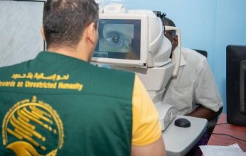 مركز الملك سلمان للإغاثة يقدم خدمات طبية ويجري عمليات جراحية مختلفة في اليمن