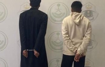 ضبط شخصين لاعتداء أحدهما على مركبة أمنية بالجوف