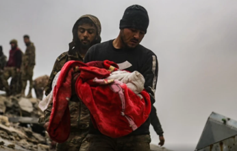 مقطع مؤثر.. أب يودّع طفله الرضيع بعد انتشاله من تحت الأنقاض بسوريا (فيديو)
