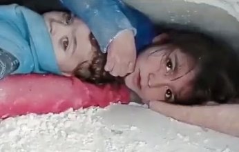 ملحمة شجاعة نادرة.. نجاة طفلة سورية حمت شقيقها الرضيع تحت الأنقاض