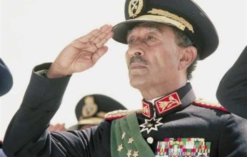 أسرة الرئيس السادات تعلق على عرض جواز سفره في مزاد